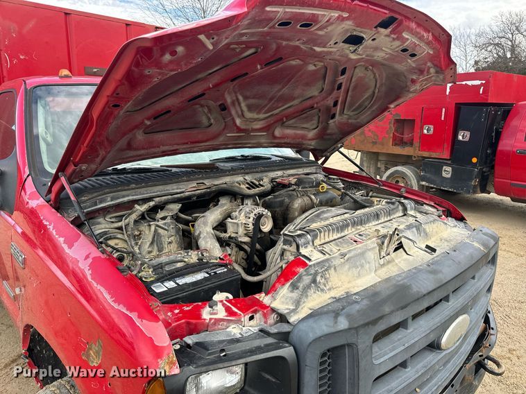 image for item EN5156 2006 Ford F550 Super Duty chipper truck