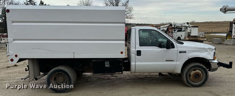 image for item EN5157 2003 Ford F550 Super Duty chipper truck