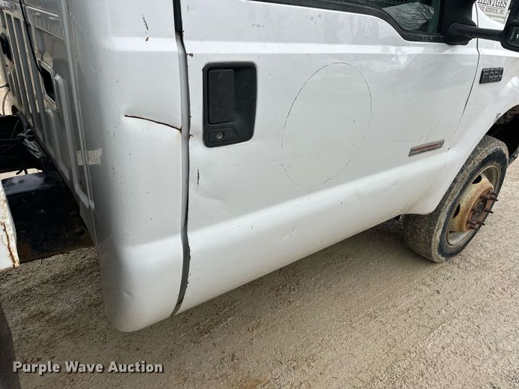 image for item EN5157 2003 Ford F550 Super Duty chipper truck