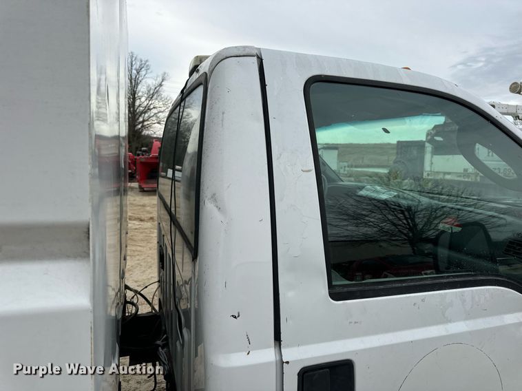 image for item EN5157 2003 Ford F550 Super Duty chipper truck