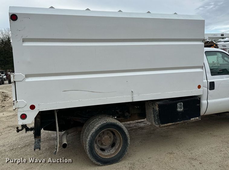 image for item EN5157 2003 Ford F550 Super Duty chipper truck