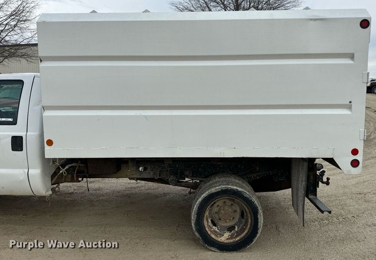 image for item EN5157 2003 Ford F550 Super Duty chipper truck