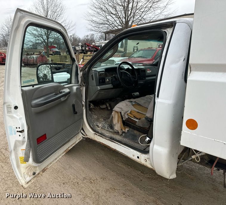 image for item EN5157 2003 Ford F550 Super Duty chipper truck