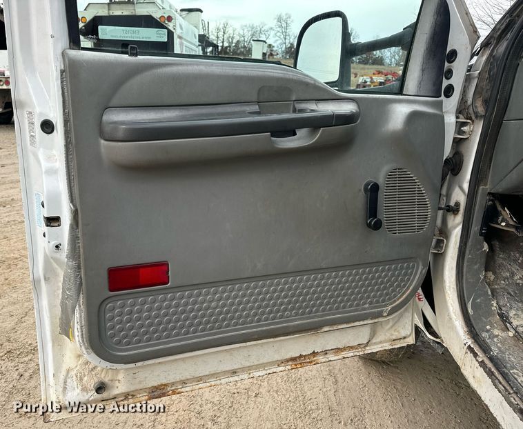 image for item EN5157 2003 Ford F550 Super Duty chipper truck