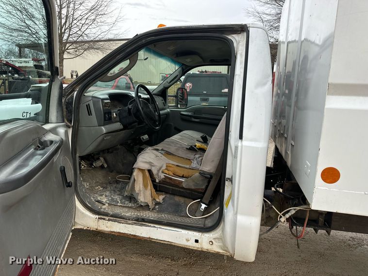 image for item EN5157 2003 Ford F550 Super Duty chipper truck