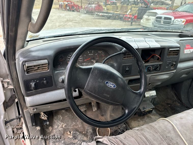 image for item EN5157 2003 Ford F550 Super Duty chipper truck