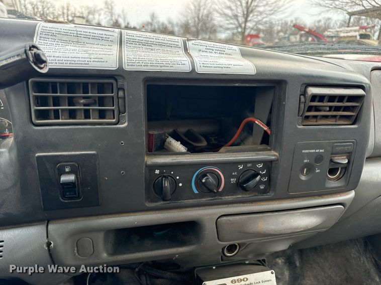 image for item EN5157 2003 Ford F550 Super Duty chipper truck