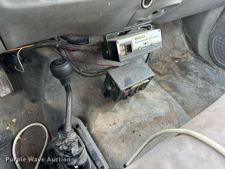 image for item EN5157 2003 Ford F550 Super Duty chipper truck