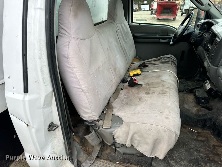 image for item EN5157 2003 Ford F550 Super Duty chipper truck