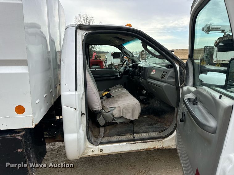 image for item EN5157 2003 Ford F550 Super Duty chipper truck