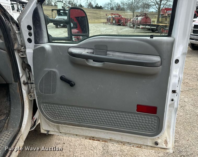 image for item EN5157 2003 Ford F550 Super Duty chipper truck