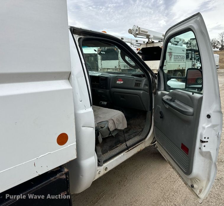 image for item EN5157 2003 Ford F550 Super Duty chipper truck