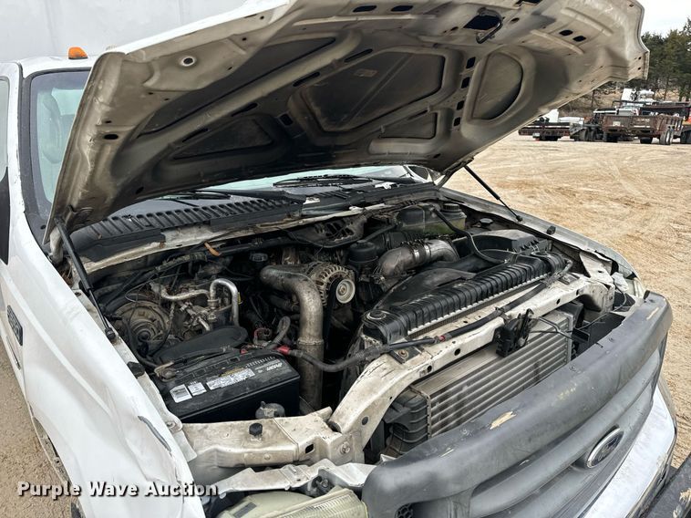 image for item EN5157 2003 Ford F550 Super Duty chipper truck