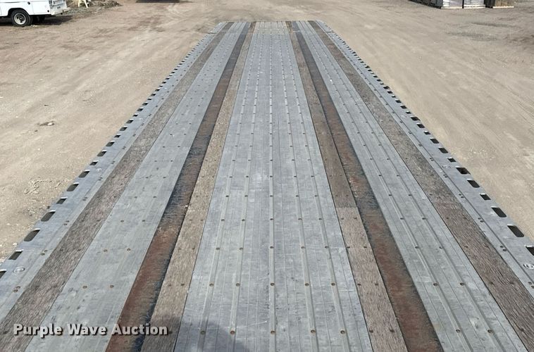 image for item EQ1009 2016 Fontaine HCICF12WSA flatbed trailer