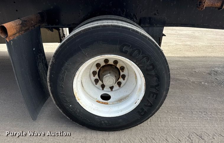 image for item EQ1009 2016 Fontaine HCICF12WSA flatbed trailer