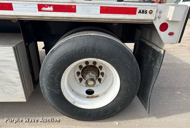 image for item EQ1009 2016 Fontaine HCICF12WSA flatbed trailer