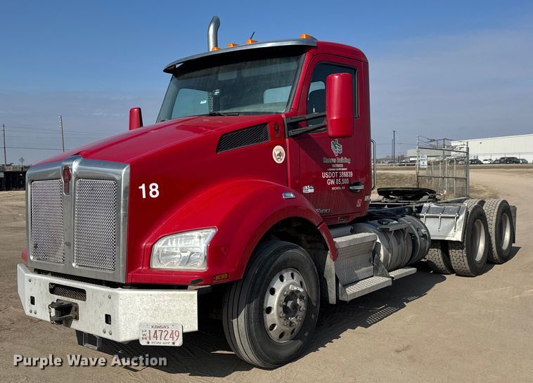 image for item EQ1011 2015 Kenworth T880 semi truck