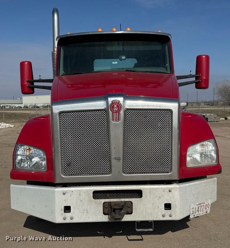image for item EQ1011 2015 Kenworth T880 semi truck
