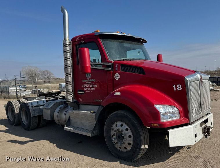 image for item EQ1011 2015 Kenworth T880 semi truck