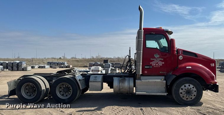 image for item EQ1011 2015 Kenworth T880 semi truck