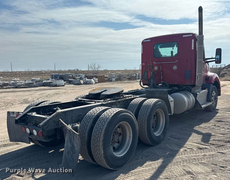 image for item EQ1011 2015 Kenworth T880 semi truck