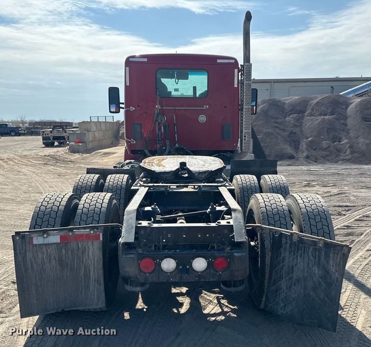 image for item EQ1011 2015 Kenworth T880 semi truck