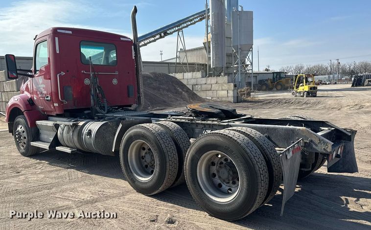 image for item EQ1011 2015 Kenworth T880 semi truck