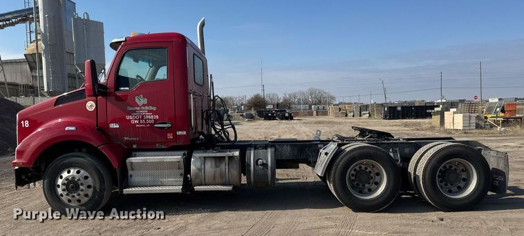 image for item EQ1011 2015 Kenworth T880 semi truck