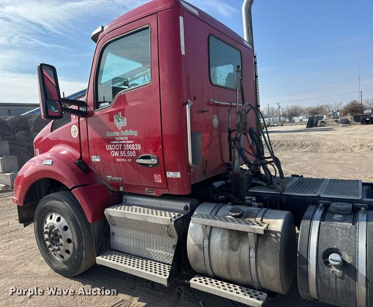 image for item EQ1011 2015 Kenworth T880 semi truck