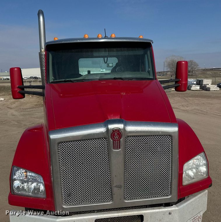 image for item EQ1011 2015 Kenworth T880 semi truck
