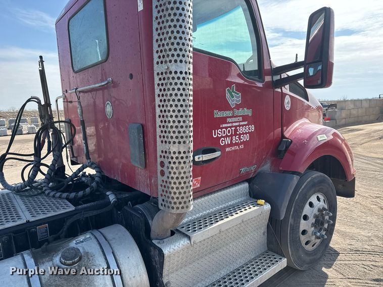 image for item EQ1011 2015 Kenworth T880 semi truck