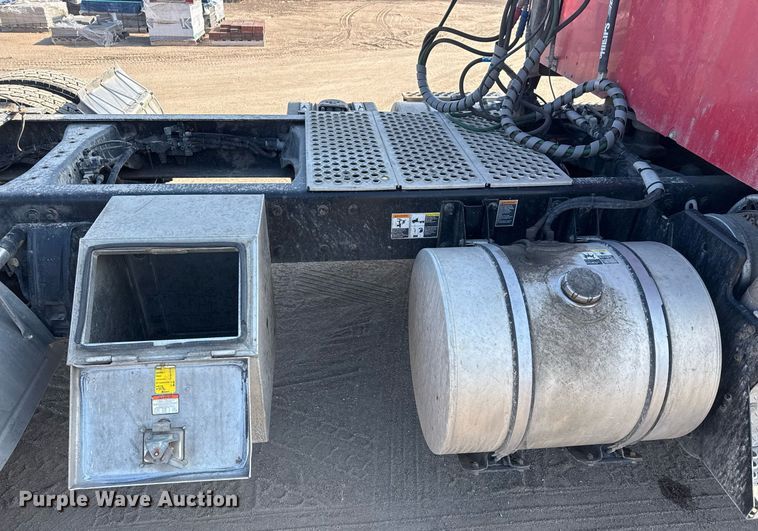 image for item EQ1011 2015 Kenworth T880 semi truck