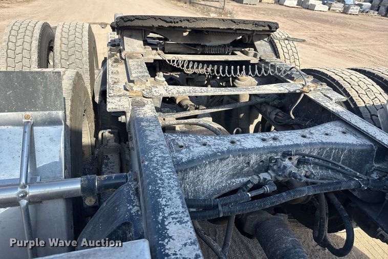 image for item EQ1011 2015 Kenworth T880 semi truck