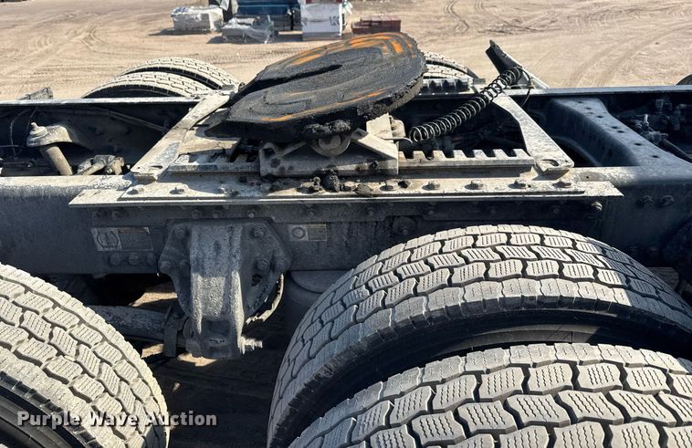 image for item EQ1011 2015 Kenworth T880 semi truck