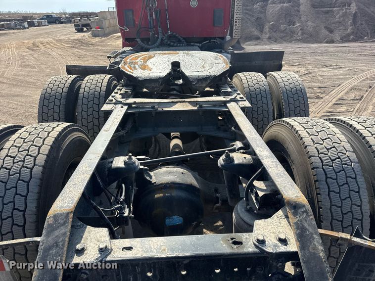 image for item EQ1011 2015 Kenworth T880 semi truck