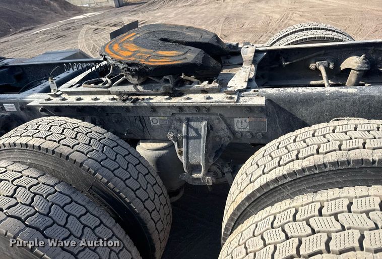 image for item EQ1011 2015 Kenworth T880 semi truck