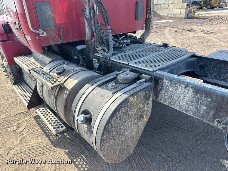 image for item EQ1011 2015 Kenworth T880 semi truck