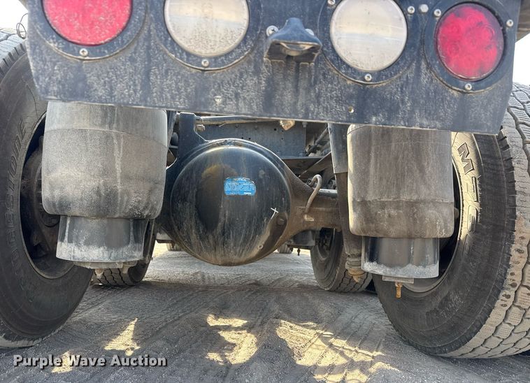 image for item EQ1011 2015 Kenworth T880 semi truck