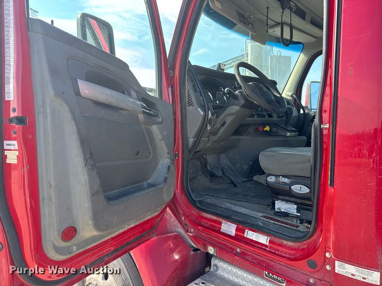image for item EQ1011 2015 Kenworth T880 semi truck