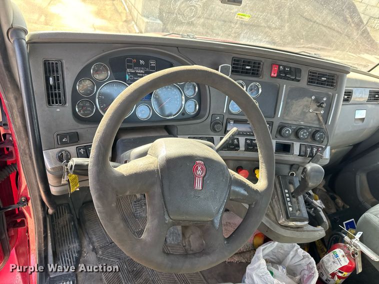 image for item EQ1011 2015 Kenworth T880 semi truck