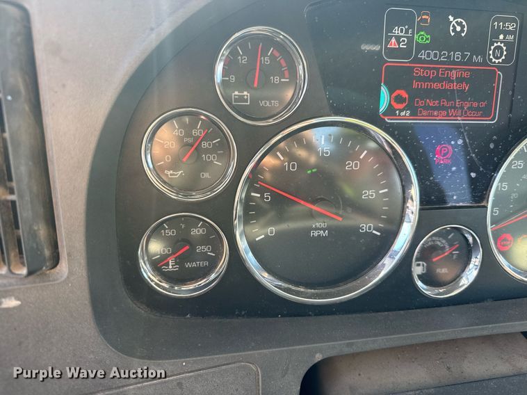 image for item EQ1011 2015 Kenworth T880 semi truck