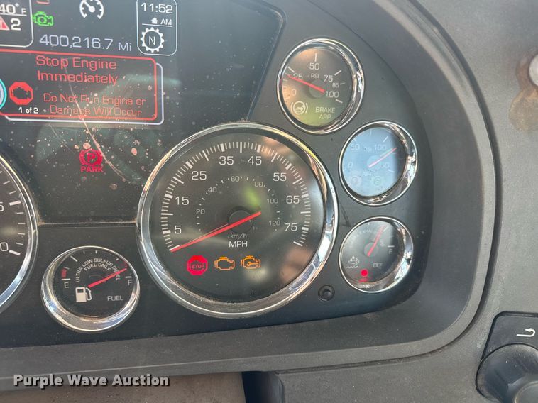 image for item EQ1011 2015 Kenworth T880 semi truck