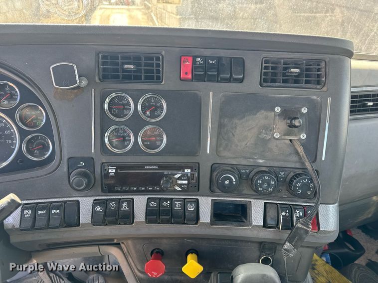 image for item EQ1011 2015 Kenworth T880 semi truck