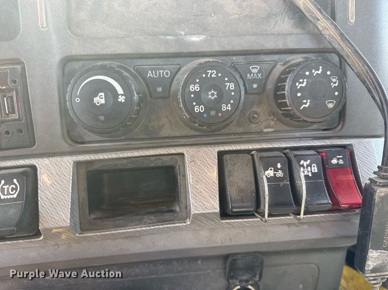 image for item EQ1011 2015 Kenworth T880 semi truck