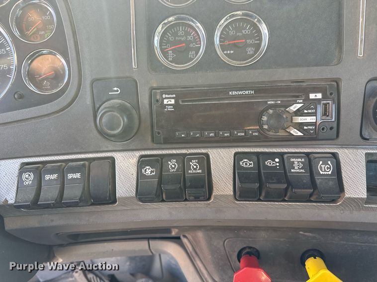 image for item EQ1011 2015 Kenworth T880 semi truck