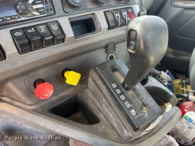 image for item EQ1011 2015 Kenworth T880 semi truck