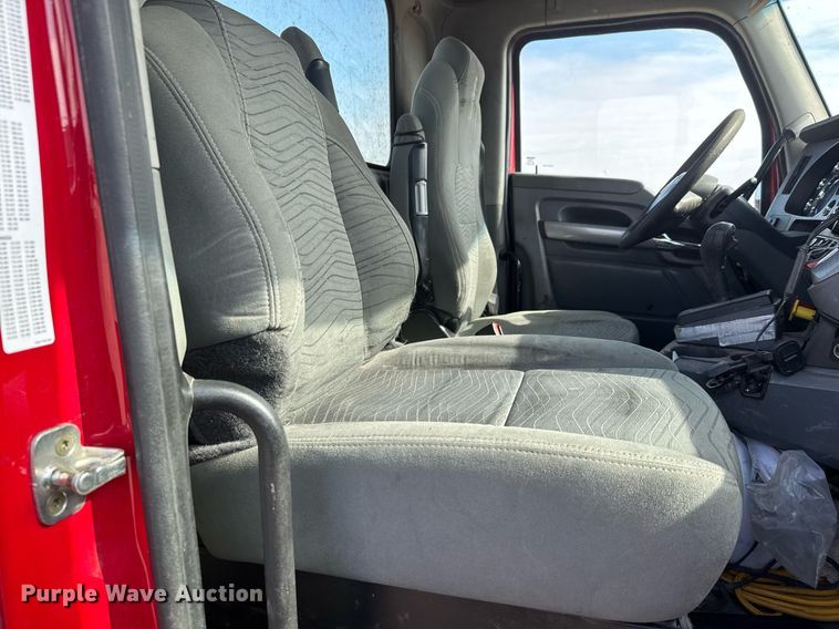 image for item EQ1011 2015 Kenworth T880 semi truck