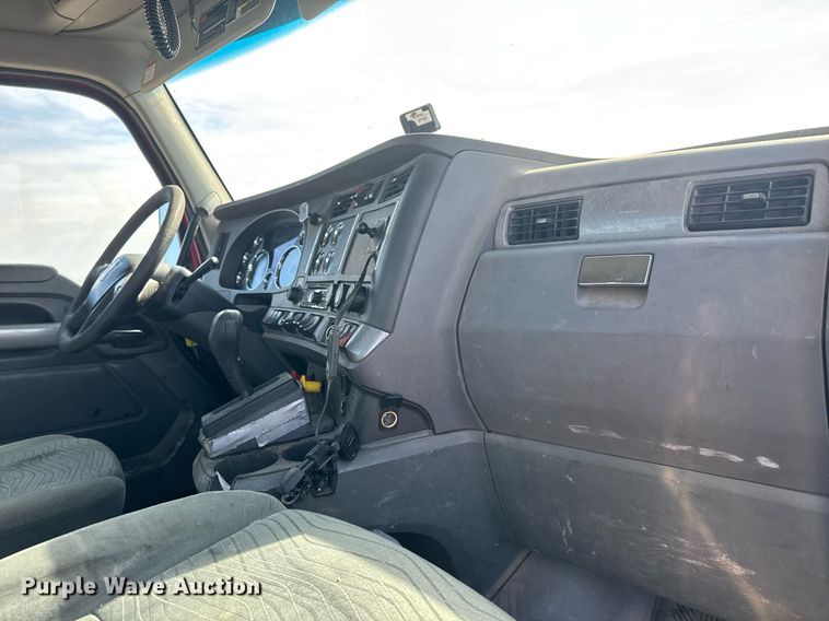 image for item EQ1011 2015 Kenworth T880 semi truck