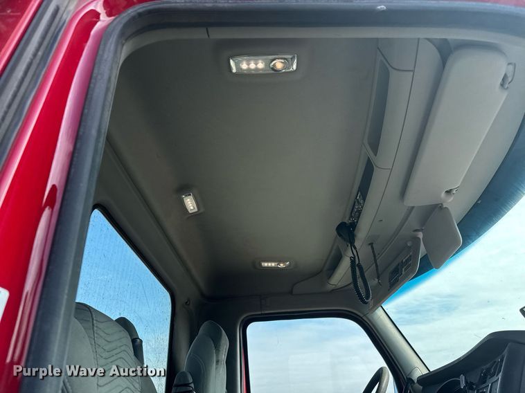 image for item EQ1011 2015 Kenworth T880 semi truck