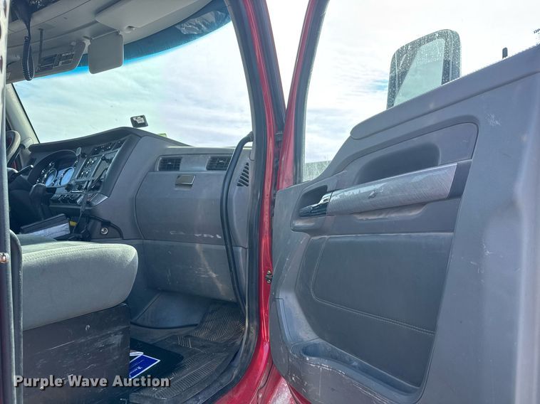 image for item EQ1011 2015 Kenworth T880 semi truck